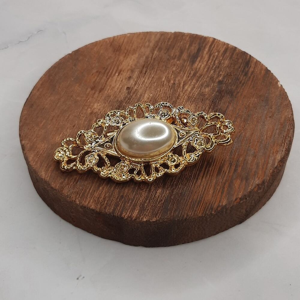 Classic Filigree Brooch Pin Gold Tone Pearlescent Center